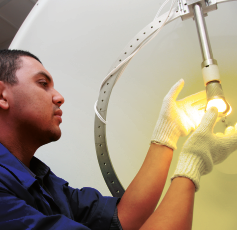 Hombre en un laboratorio prueba un bombillo de iluminación