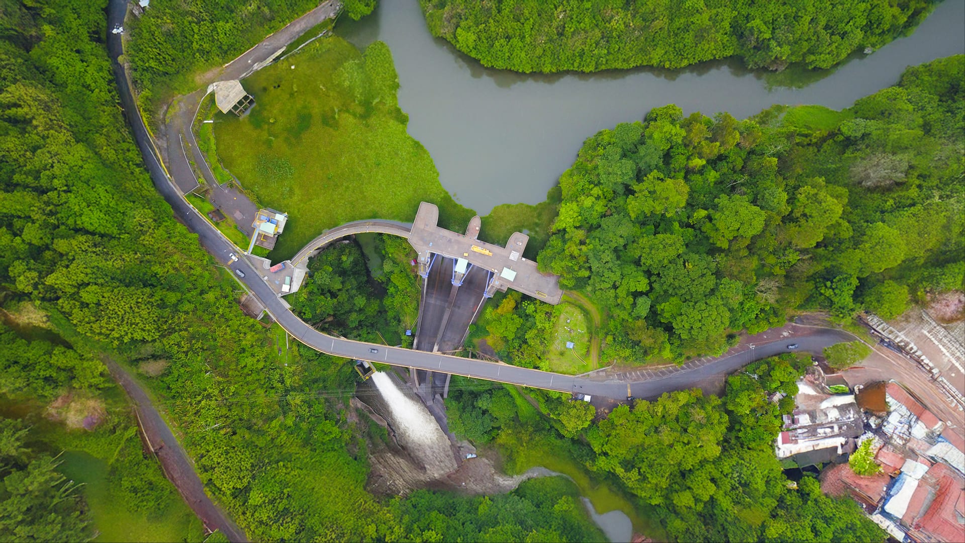 Vista aérea de la presa hidroeléctrica Cachí