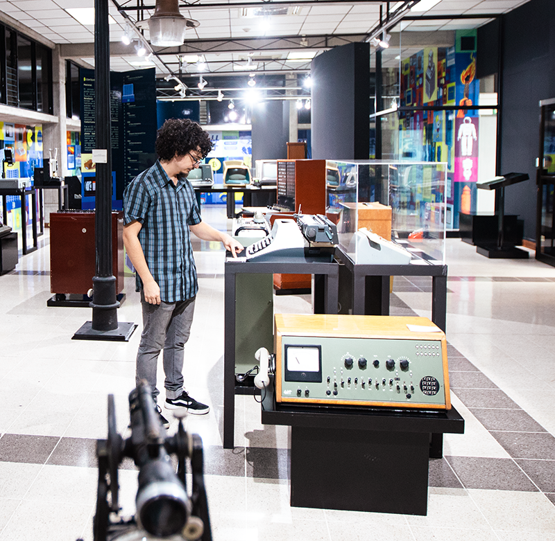 Bus itinerante con exposición a lo interno del mismo