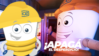 Mujer está apagando el televisor y su computadora al salir de la habitación