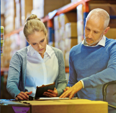 Dos personas inspeccionan equipos