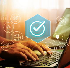 Manos de persona utilizando una computadora