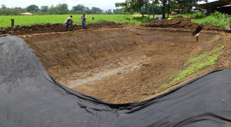 Colocación de la membrana HDPE del biodigestor